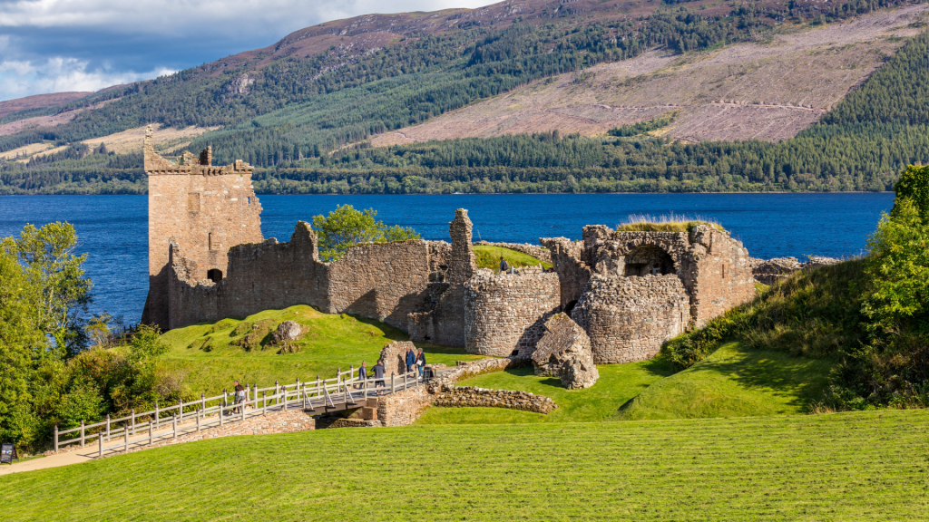 Cruise SHip Tours to Urquhart Castle and Loch Ness. 